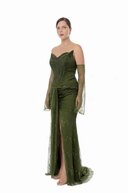 فستان سهرة بمقاسات كبيرة من الدانتيل المطرز باللون الكاكي